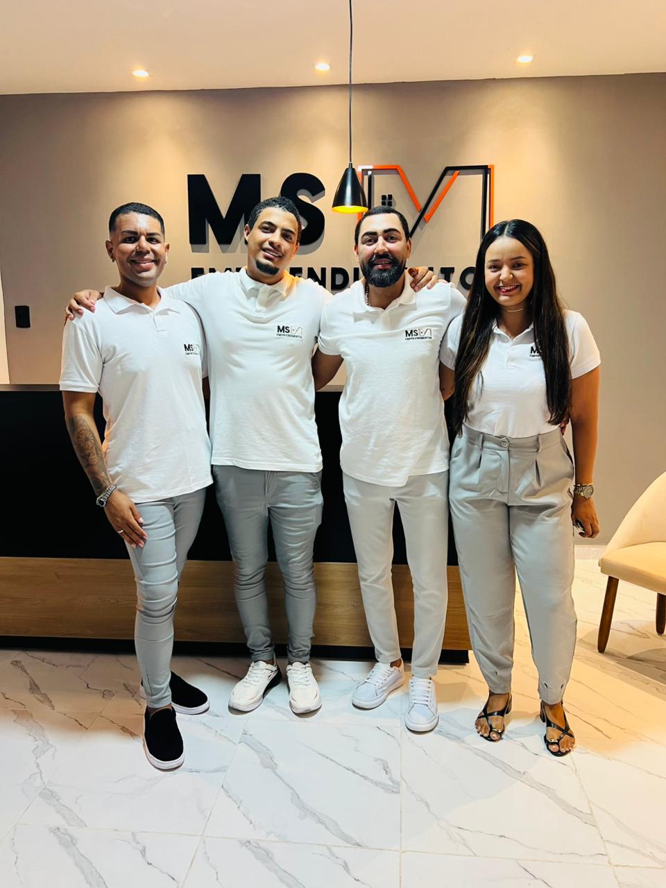 Equipe da MS Empreendimentos reunida na sede da empresa